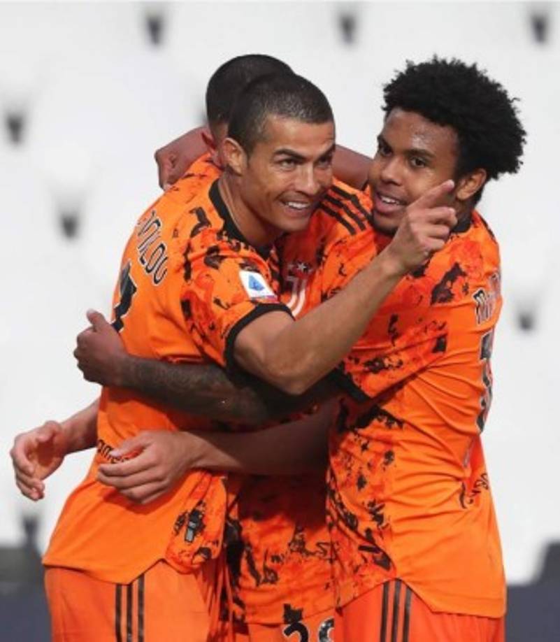 Cristiano Ronaldo siendo felicitado por sus compañeros.