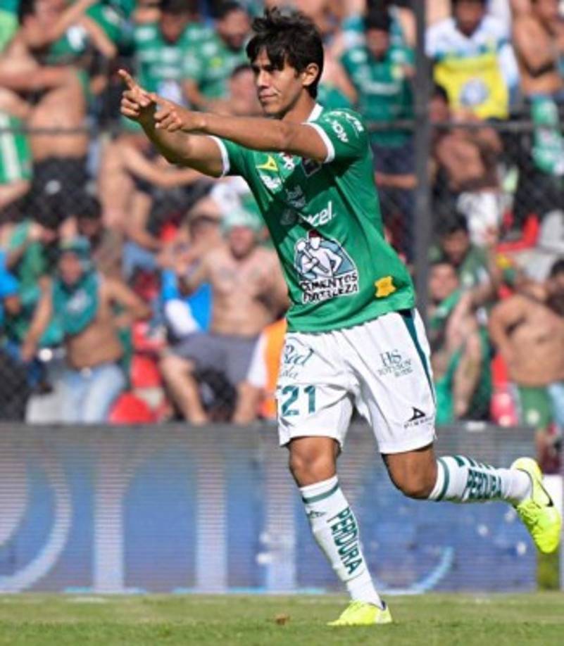 José Juan Macías: El delantero mexicano del León estaría llegando a la Liga de España para convertirse en jugador de nada más y nada menos que del Sevilla. Según ESPN, su traspaso se podría concretar este mismo verano antes de que cierre el mercado de fichajes del futbol internacional.