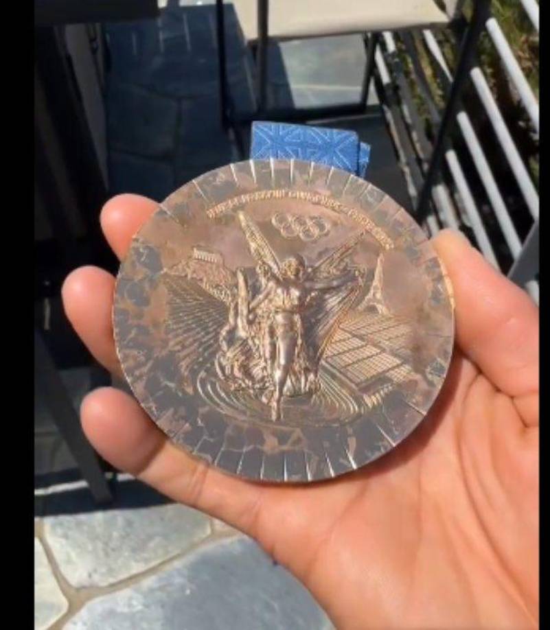 El miembro del equipo estadounidense compartió a través de su cuenta de Instagram el mal estado en el que había quedado su medalla olímpica, solo unos días después de ganarla en la competición. 