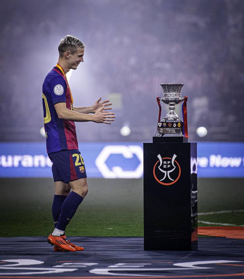 Dani Olmo, finalmente inscritó por una cautelar, jugó la final de la Supercopa de España y se mostró feliz por el trofeo.