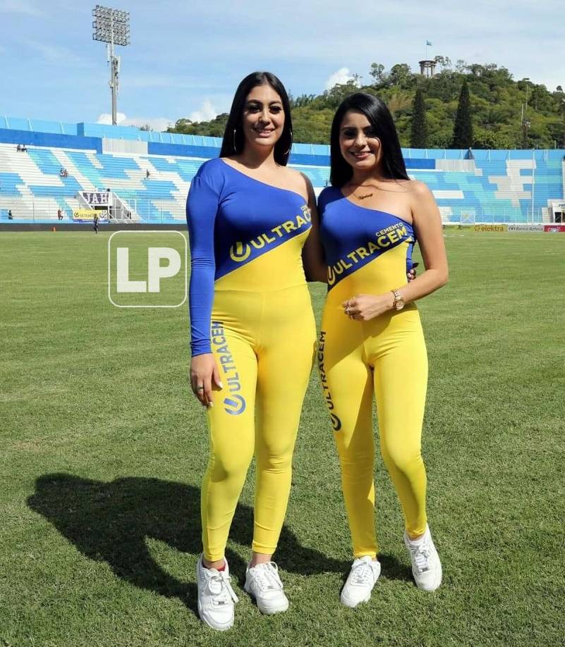Dos guapas edecanes que cautivaron en el campo del Nacional previo al “Clásico de las emes”.