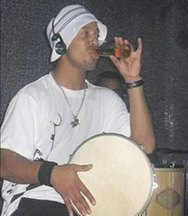 Hablar de Ronaldinho es referirse a un crack dentro de la cancha y polémico fuera de ella. El astro brasileño ha tenido un polémico estilo de vida que lo han llevado al extremo de ir a la cárcel.