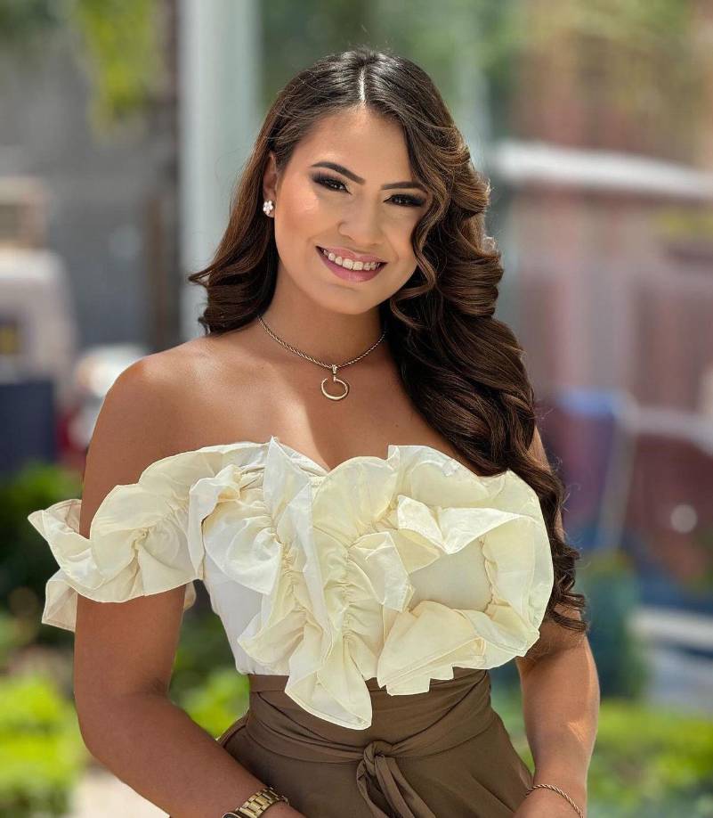 La guapa presentadora Alejandra Rubio es una de las figuras de la televisón más querida en Honduras, con su carisma e inteligencia se ha ganado el cariño de miles de seguidores que la siguen en sus redes sociales.