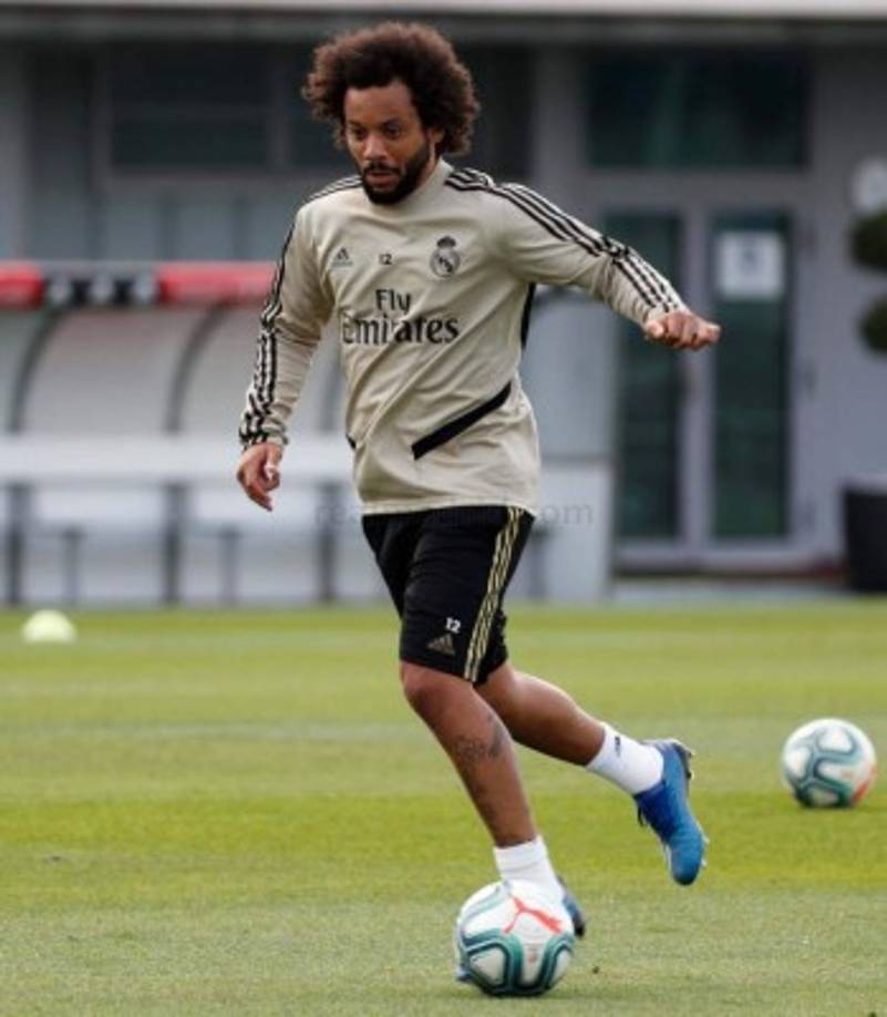 El lateral brasileño Marcelo en el entrenamiento de este día. El defensor lució concentrado.