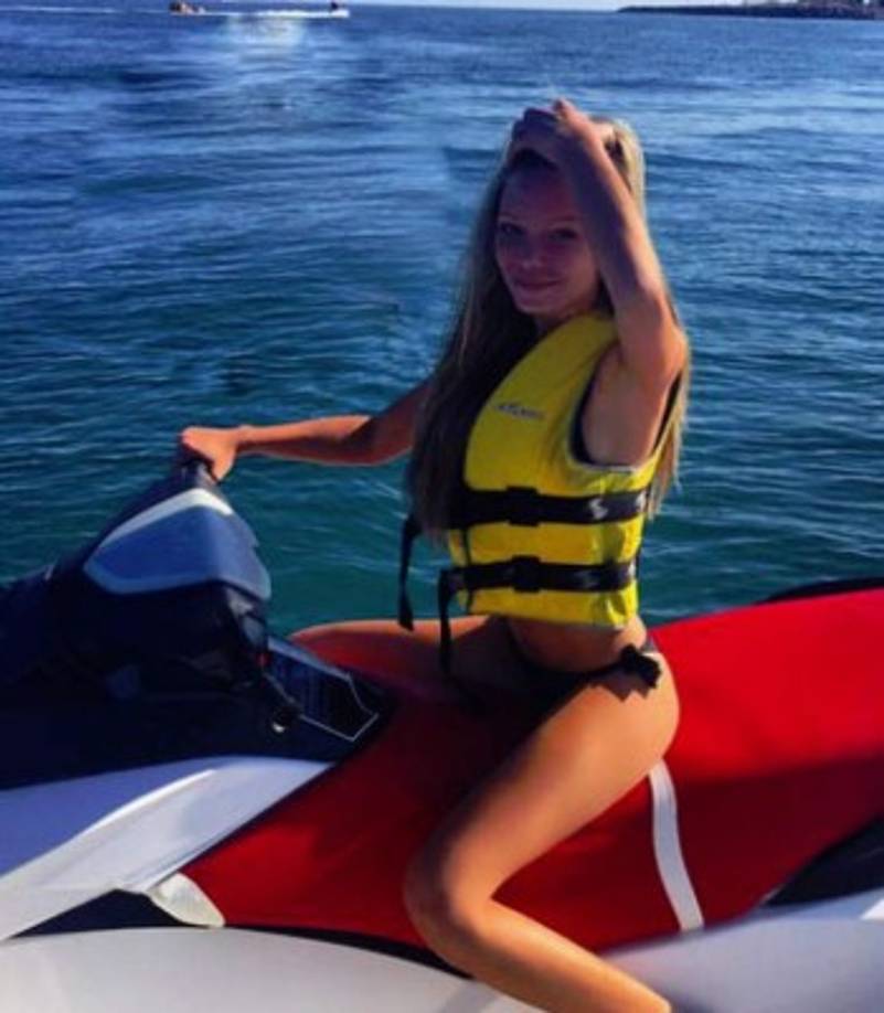 La rusa disfrutando de un rato ameno.