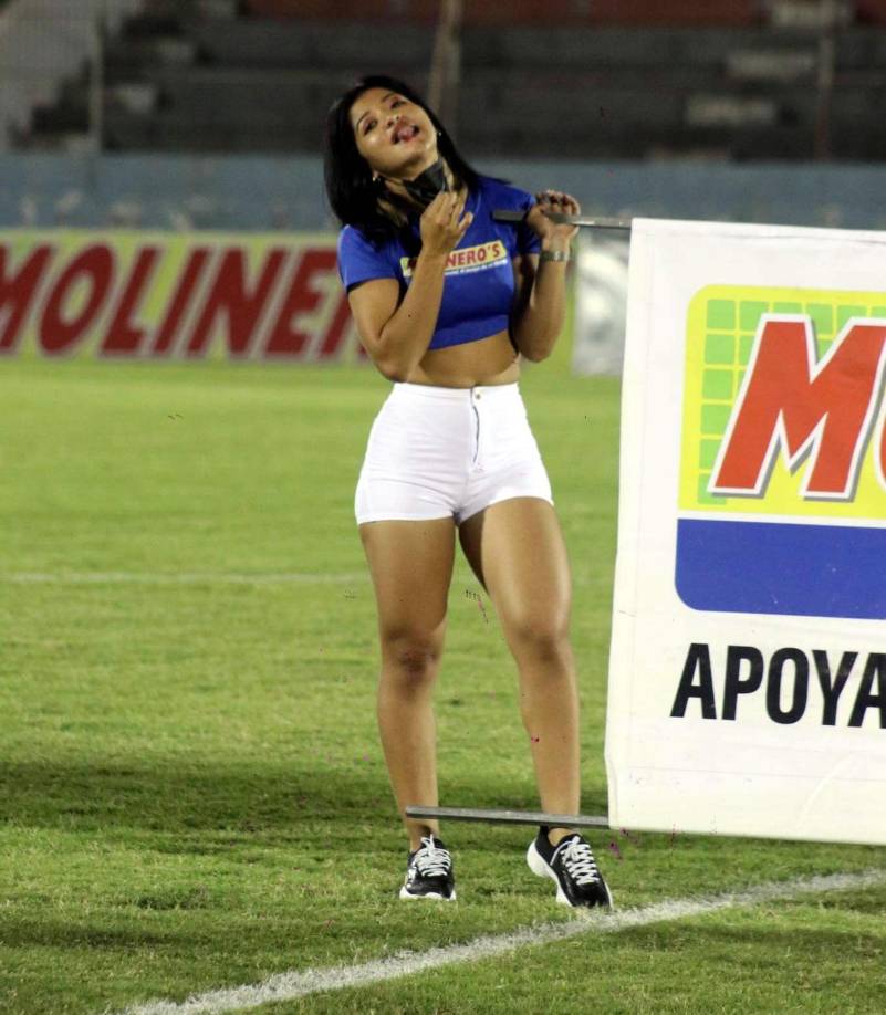 En el estadio Ceibeño durante el juego Victoria-Honduras Progreso se presentarios varias edecanes de los patrocinadores del Home Club.