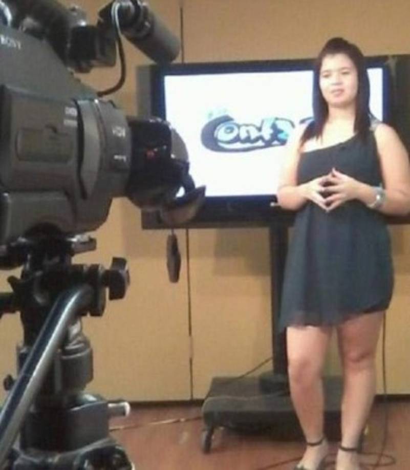 Andrea, que en Honduras trabajaba como presentadora de un programa juvenil, ha convertido su cabina en su nuevo estudio y desde allí se conecta con sus seguidores en redes sociales para compartir sus reflexiones durante sus largas jornadas.