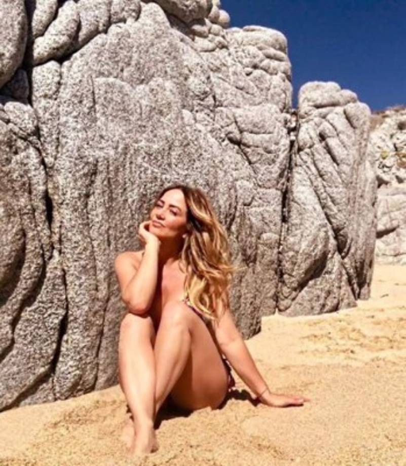 La conductora Andrea Legarreta también optó por el sol y la arena.