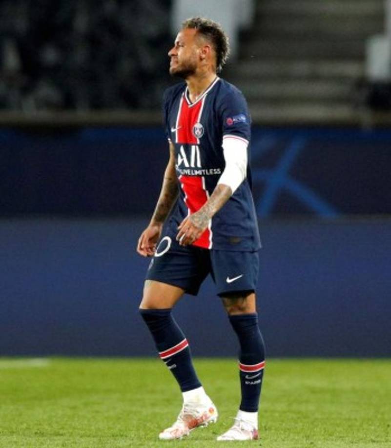 Neymar también se fue con un disgusto por la derrota contra el City.