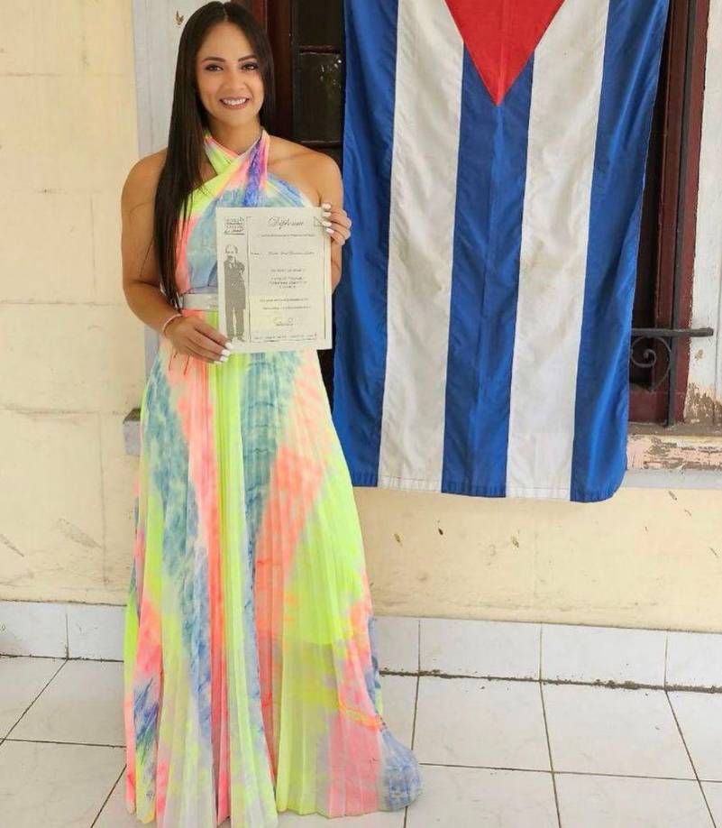 Y es que Zambrano compartió con sus miles de seguidores en redes sociales que logró culminar un diplomado en periodismo deportivo, el cual cursaba en Cuba. 