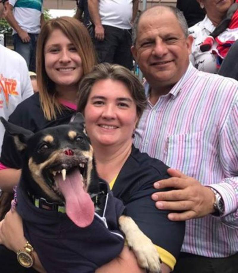 Duke junto a representantes de la Asociación Vida Animal y del presidente de Costa Rica, Luis Guillermo Solís, durante firma de la Ley que castiga con cárcel a quienes maltraten animales domésticos. Foto:Duke el Guerrero@DukeelGuerrero