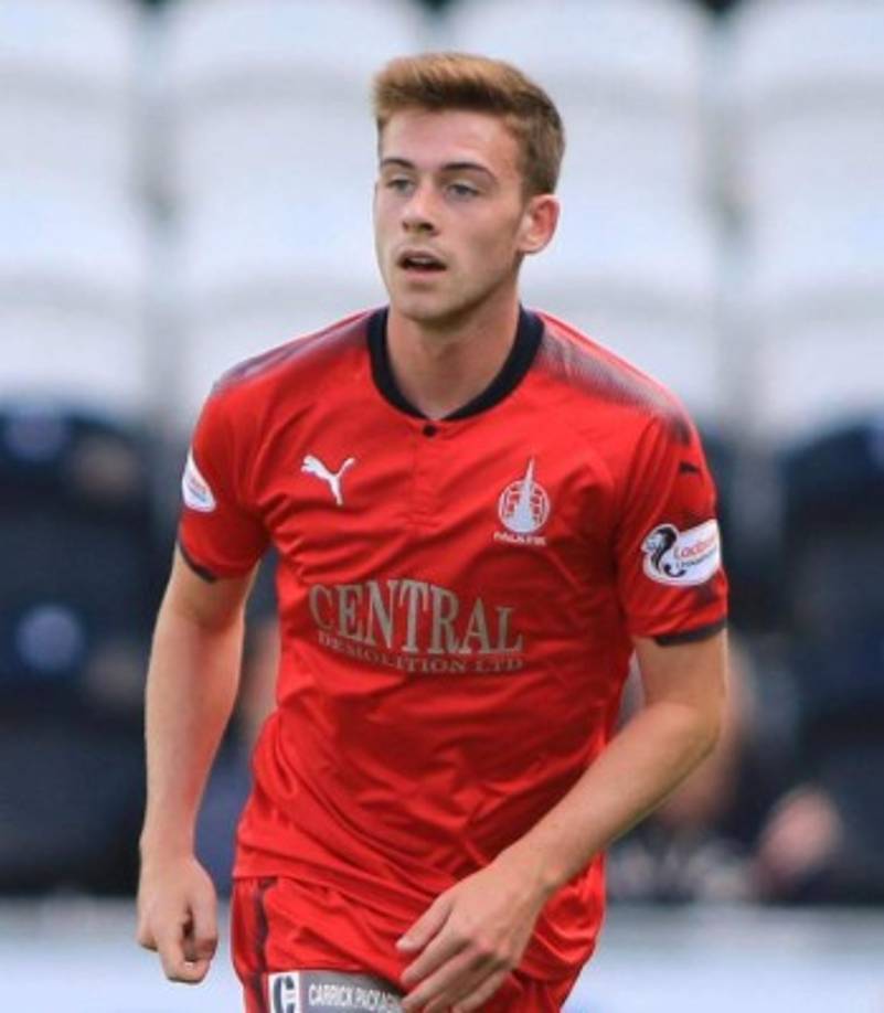 El lateral izquierdo internacional sub19 por Escocia, Tony Gallacher de 18 años ha firmado un acuerdo con el Liverpool para incorporarse a las filas de sus divisiones inferiores. El jugador proviene del Falkirk que recibirá cerca de 240.000 euros por su compra.