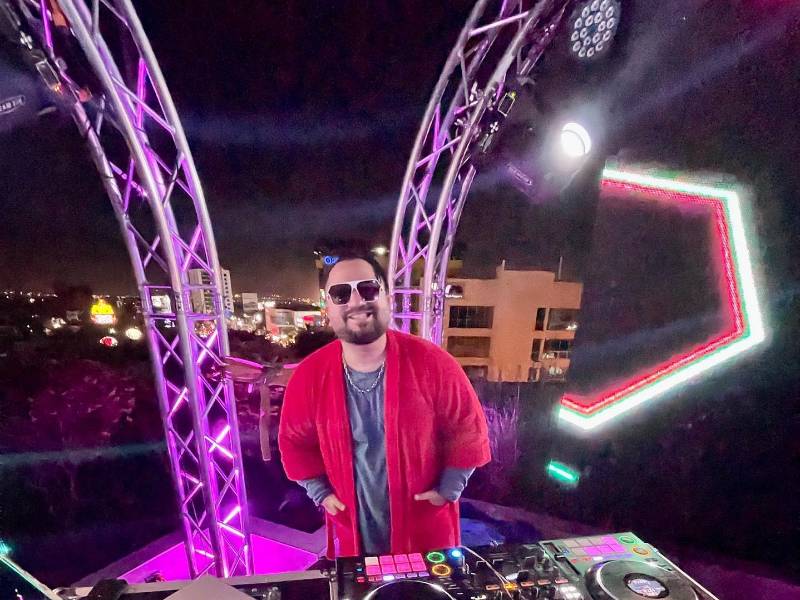 DJ Allan V sabe como poner a todo el mundo a bailar con su talento no solo para mezclar, sino también para animar y cantar.