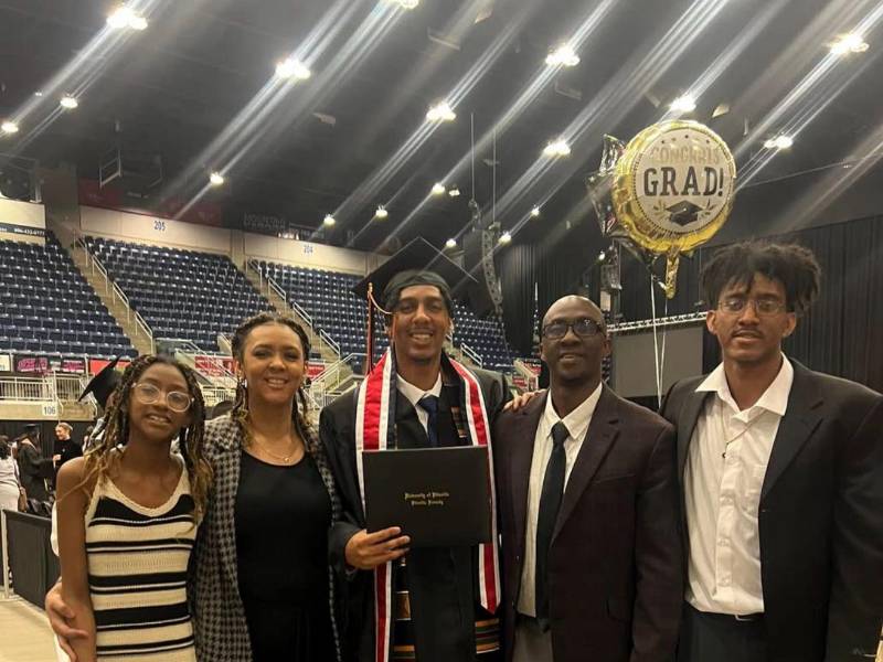 Jafeth Martínez junto a su entrenador (en Virginia) Henry Martínez y su familia. El catracho relata que que Henry fue una de las personas que le enseñó fundamentos de baloncesto.