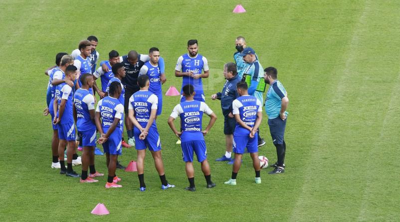 “Bolillo” Gómez previo al inicio del entrenamiento le dio un par de instrucciones a los jugadores.