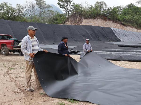 Con una inversión de 2.6 millones de lempiras, avanza la rehabilitación y acondicionamiento de reservorios de agua ubicados en comunidades productoras de los departamentos de Choluteca y El Paraíso.