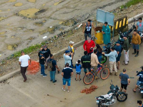 El alcalde Roberto Contreras explicó las soluciones temporales para los sampedranos que resultaron incomunicados por las lluvias al ceder la plancha hacia Jucutuma y el peatonal de la Flor de Cuba.