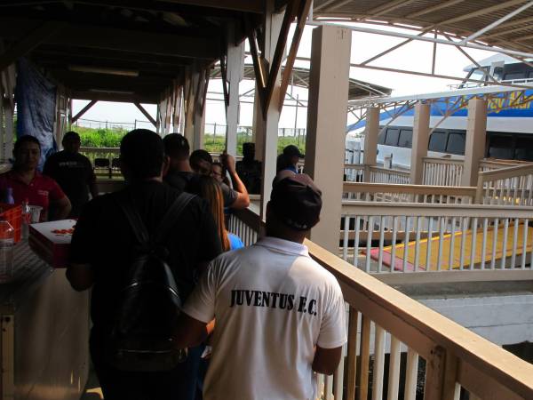 Personal del Galaxy Wave atiende a pasajeros en un pequeño espacio que le quedó a la alcaldía