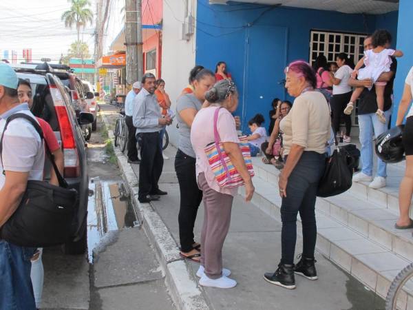 Los tramitadores se han tomado las sedes del Registro Nacional de las Personas (RNP) a nivel nacional. En La Ceiba son criticados por algunos usuarios por estar coludidos con los empleados quienes les proveen los documentos que son cobrados a las personas que buscan sus servicios.