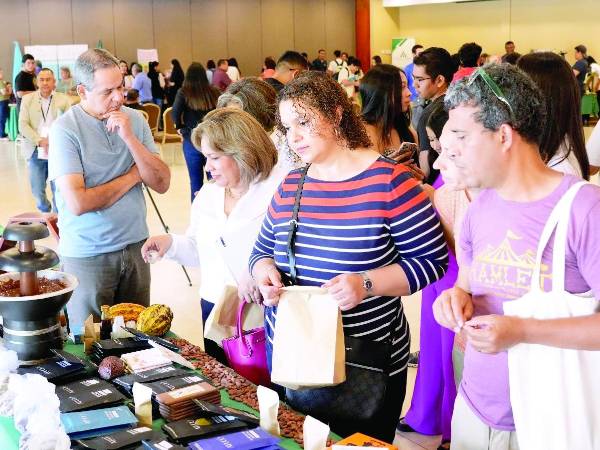 Hondureños realizan recorrido por la expoventa del octavo festival internacional del chocolate artesanal.