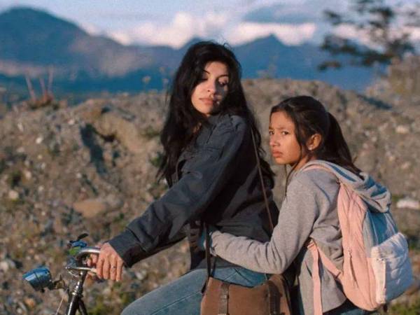 Cazzu en una escena del filme Risa y la cabina del viento.