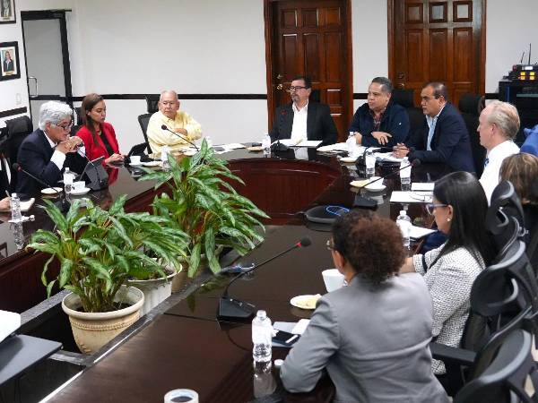 Representantes del Banco Mundial y de la Secretaría de Agricultura y Ganadería en la reunión de revisión de proyectos.