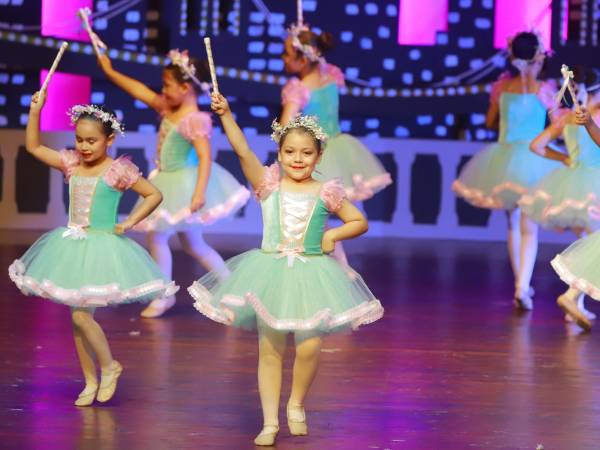 La magia de Nueva York cobró vida sobre el escenario durante la presentación artística de la Academia de Bellas Artes, que reunió a decenas de niñas y adolescentes en una noche llena de danza, música y color.