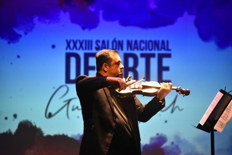 Ángel Ríos deleitó con la ejecución de su violín.