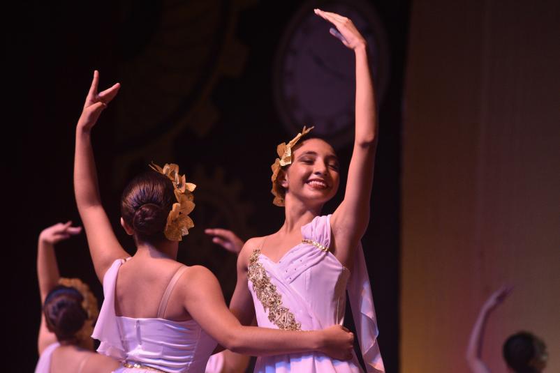 Cuarto grado de ballet deleitó a los presentes con su presentación denominada “Greek Princesses”.