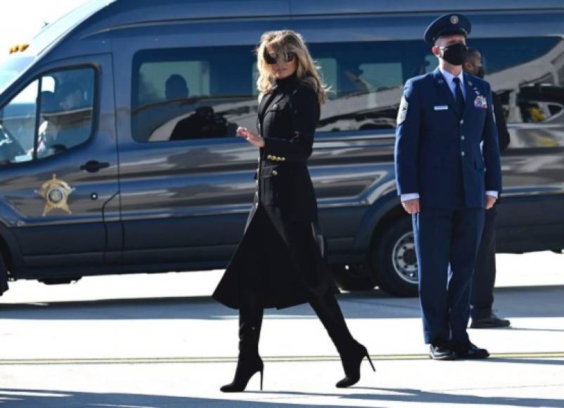 Melania, la más popular de los Trump, desafió las bajas temperaturas en esos estados con un abrigo negro de Michael Kors y unas elegantes botas negras.