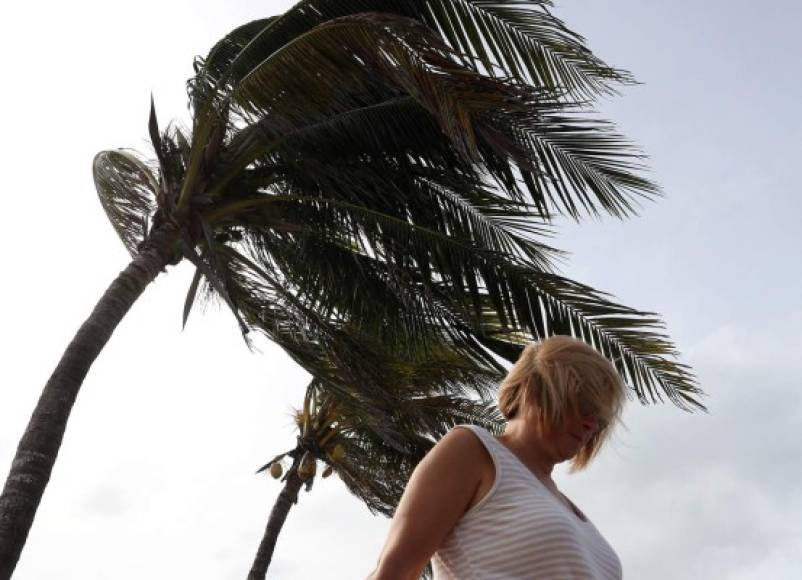 Fuertes vientos comenzaron a azotar Vero Beach. Las principales aerolíneas cancelaron unos 600 vuelos desde y hacia Florida, Georgia y Las Carolinas, estados bajo declaratoria de emergencia por la llegada de Dorian.