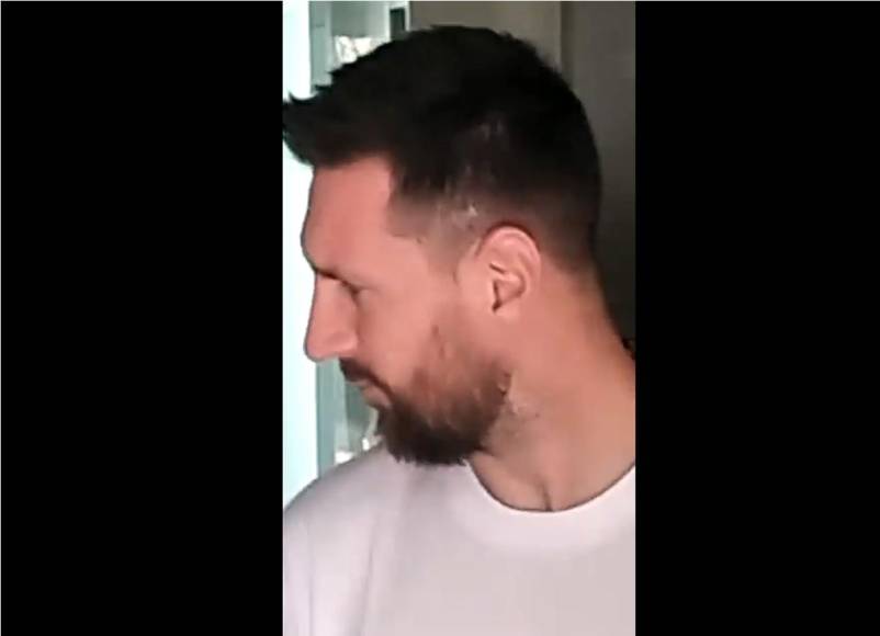 La madre de @felascocco también grabó un video en el que apenas pudo enfocarle la cara a Messi, recién coronado campeón del mundo con la Selección Argentina.