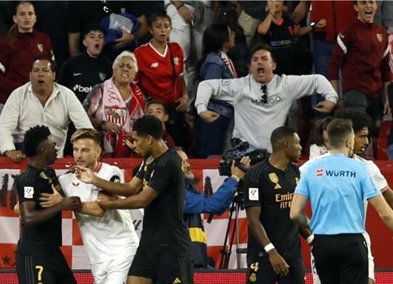 El Sevilla identificó al aficionado que hizo el gesto racista y lo expulsó del estadio.