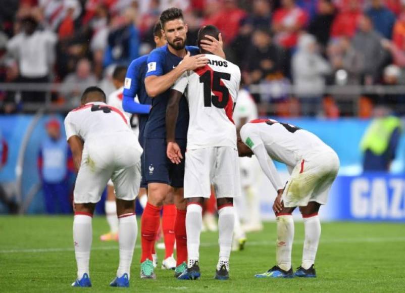 Los jugadores de Francia, entre ellos Olivier Giroud, demostraron un buen gesto consolando primero a los peruanos. Foto AFP