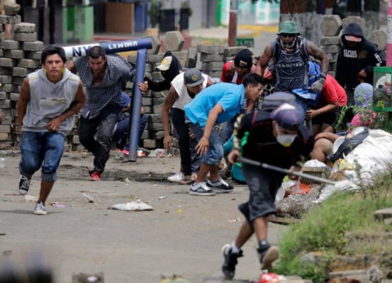 Una vez que arrasaron con la zona, ubicada entre Managua y Masaya, las fuerzas 'combinadas' del Gobierno desmontaron el tranque, uno de los más grandes del país, compuesto por más de 30 barricadas.