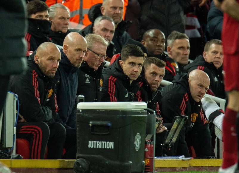 Erik Ten Hag y el resto del cuerpo técnico del Manchester United no podían creer la paliza en Anfield.