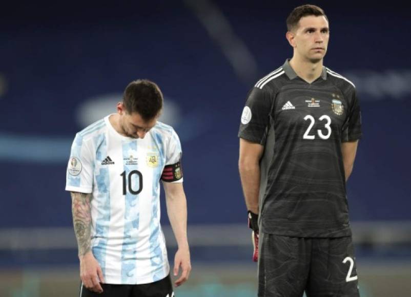 En el momento que se entonaba el Himno de Argentina, Lionel Messi lució muy concentrado.¿Por qué no canta el Himno? En su momento el argentino expresó: 'No voy a cantar el himno a propósito. A mí no me hace falta cantarlo para sentirlo. Me llega, cada uno lo vive a su manera'.