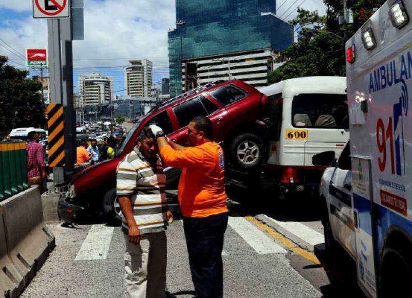 El accidente dejó tres heridos, el conductor del microbús y dos peatones.