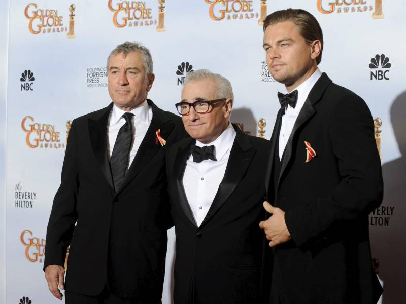 El célebre cineasta estadounidense Martin Scorsese, en medio de los legendarios actores norteamericanos Leonardo DiCaprio y Robert De Niro, en Los Ángeles (California, EE.UU.).