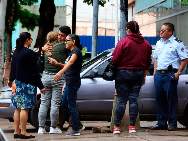 <b><span class=mln_uppercase_mln>Morgue.</span></b> Familiares reclamaron el cuerpo de Samuel Rodas.