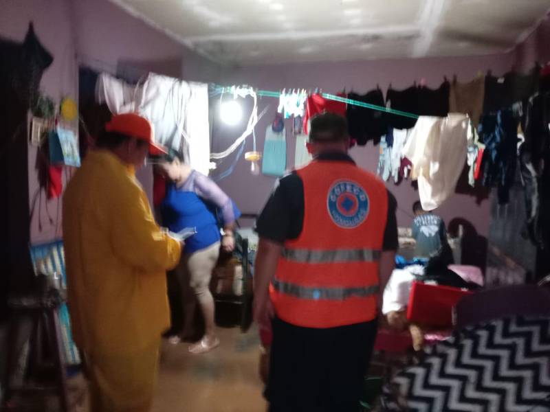 Personal de Copeco asiste a familias en Roatán.