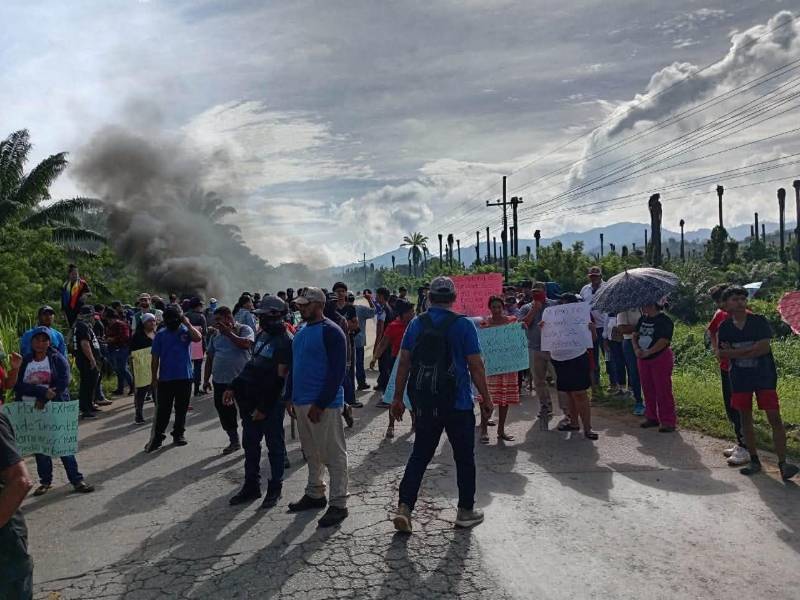 El fracaso en la ejecución del desalojo judicial de la finca Camarones detonó este miércoles las primeras tomas de carretera a la altura de Quebrada de Agua.
