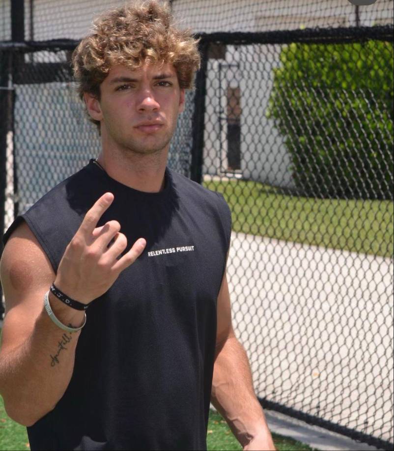 Christopher Levy de tan solo 17 años de edad hijo del actor cubano, William Levy y Elizabeth Gutiérrez ya acapara la atención de miles de chicas en el mundo que moririan por conquistar el corazón del apuesto joven.