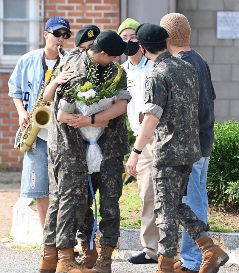 Sin duda, el cariñoso abrazo de Jimin ha sido el más comentado en redes por acompañar su abrazo cerrando los ojos, un claro ejemplo de cariño al que consideran como su hermano mayor.