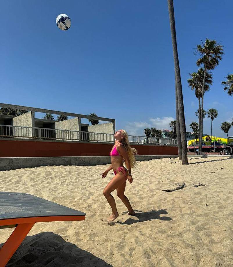 En Instagram tiene más de 16 millones, en donde comparte a sus fans su espectacular figura y su amor por el fútbol.