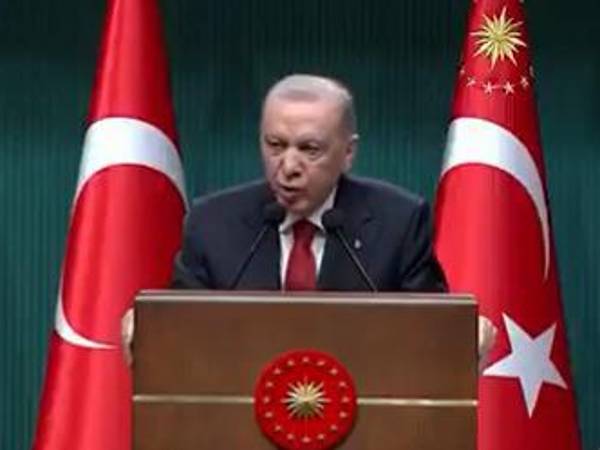 El presidente de Turquía, Recep Tayyip Erdoğan, durante una conferencia en la que abordó las tensiones regionales y el conflicto en Medio Oriente.