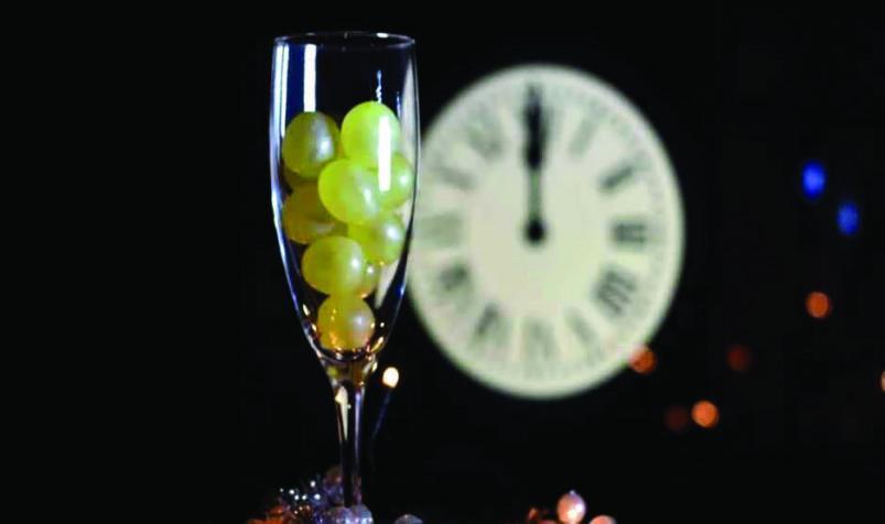 Las doce uvas: Uno de los rituales favoritos para atraer fortuna son el consumo de 12 uvas a la medianoche, estas representan cada mes del año.