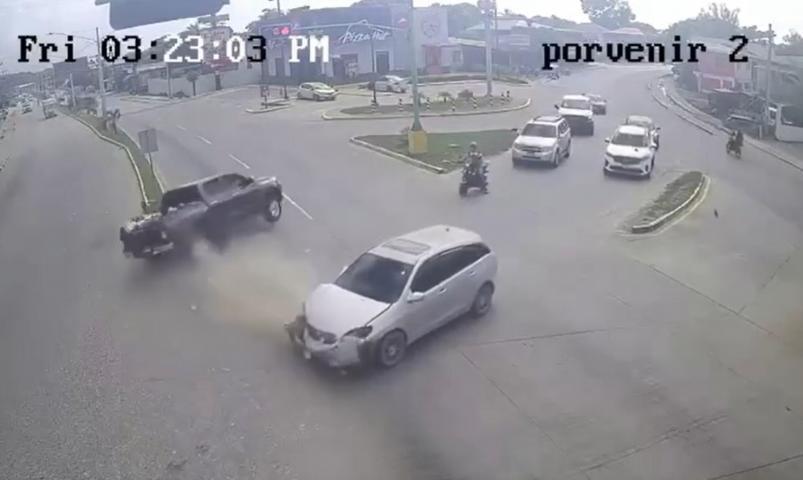 Se cruzó un semáforo en rojo: capturan a padre tras accidente en el que murió su hijo en Puerto Cortés