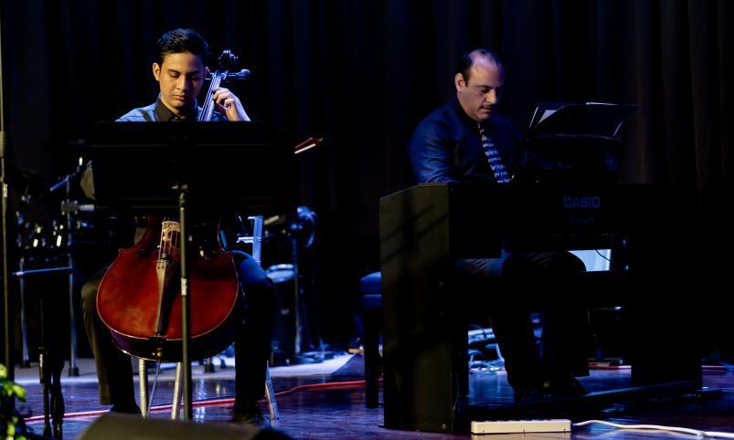 Parte de los alumnos de AMS que expusieron su talento musical.