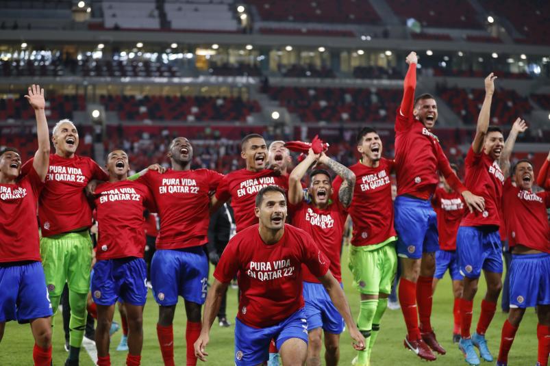 Los jugadores de Costa Rica celebran el triunfo tras el encuentro clasificatorio para el Mundial de fútbol de Catar 2022 .